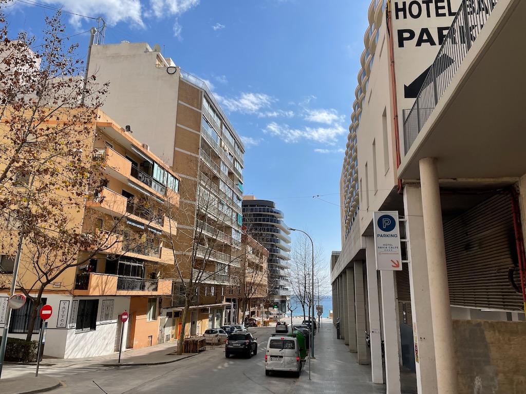 Häuserschlucht am Strand von Calpe