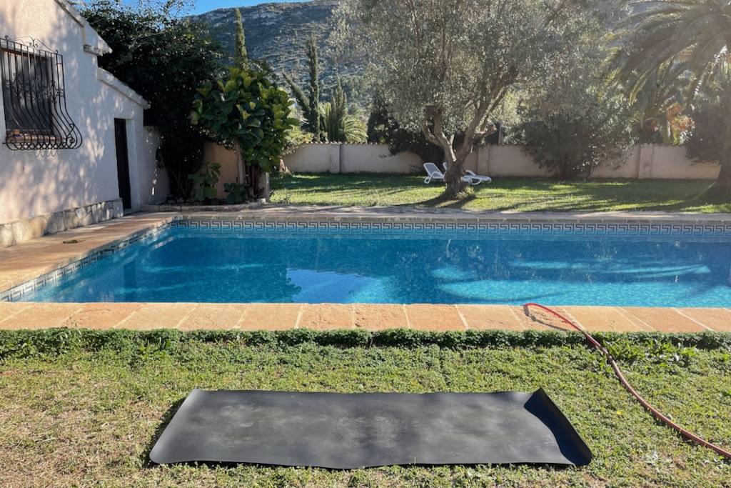 Yoga am Pool in der Mittagspause