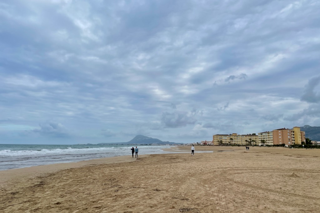 Der Strand von Les Deveses⁩