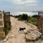 Ein altes Steintor mit verrosteten Gittern am Cap de Sant Antonio