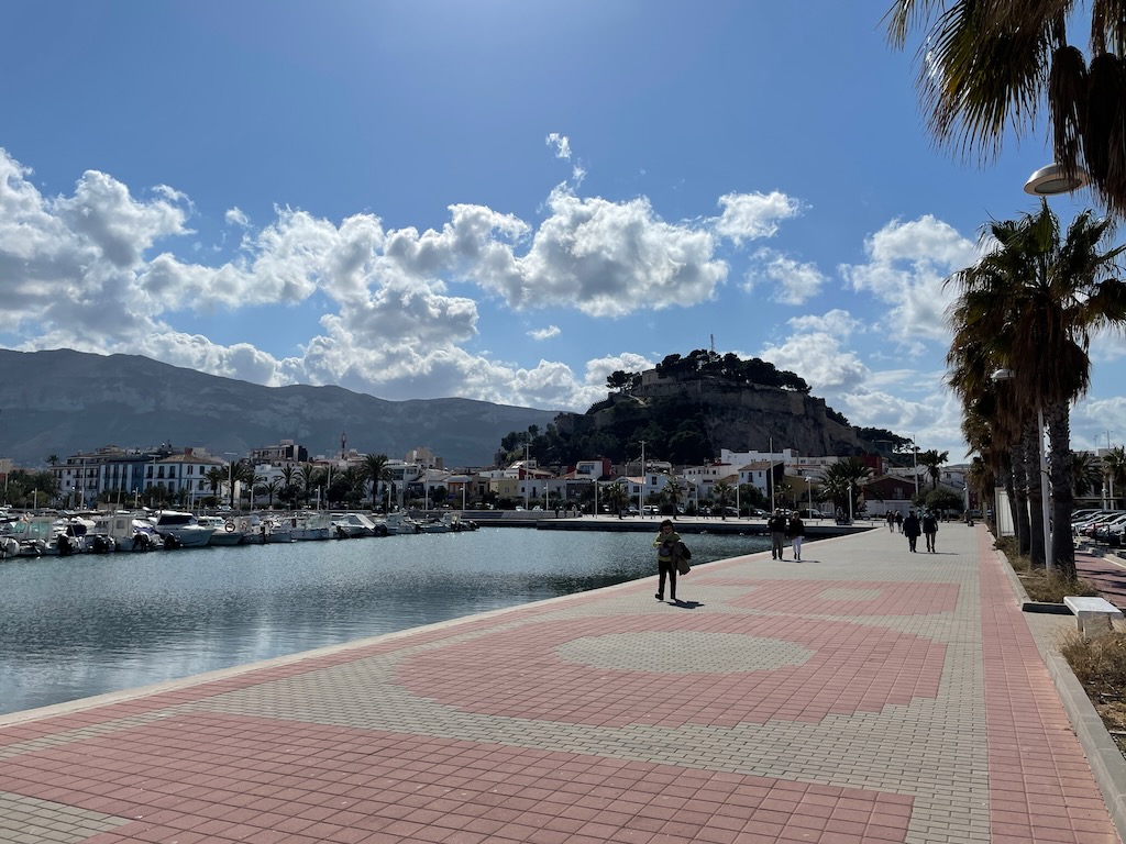 Sporthafen von Denia mit der Burg im Hintergrund