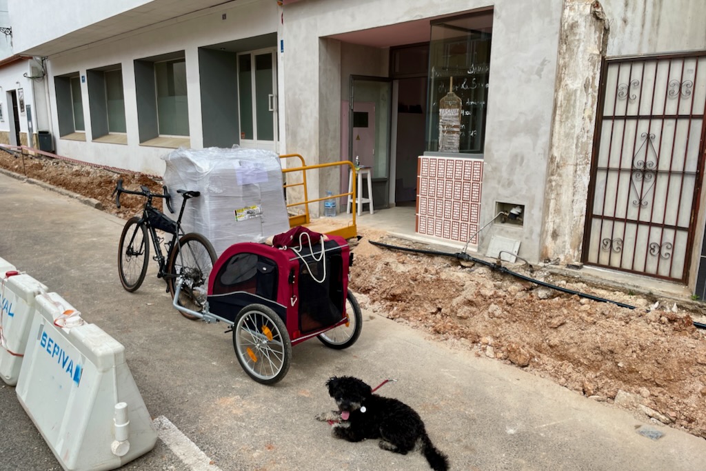 Beim Bäcker mit Fahrrad und Hund