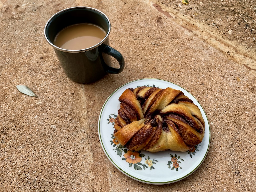 Kaffeepause mit Schokokringel