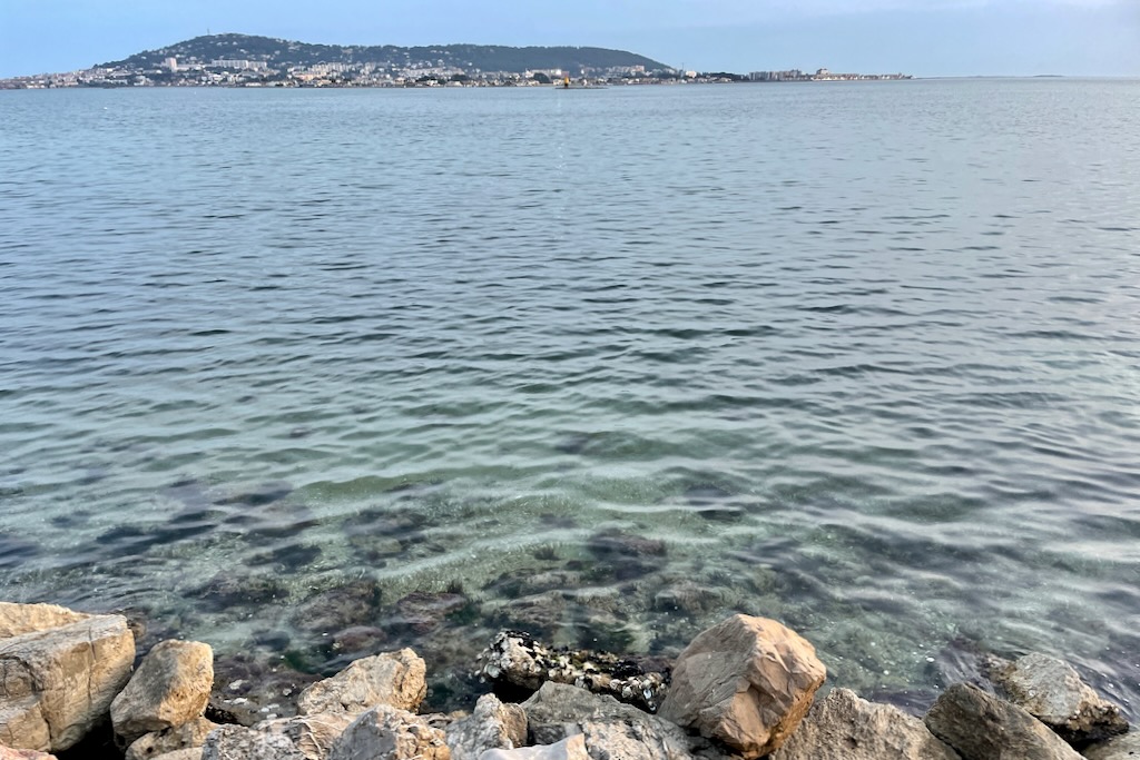 Klares Wasser in der Bucht von Sete