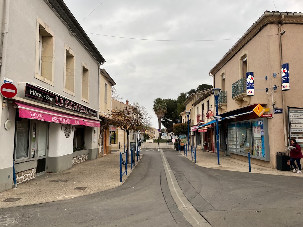 Die Hauptstraße von Balaruc les Bains