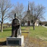 Statue vor Sainte-Croix