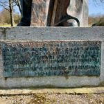 Inschrift der Statue vor Sainte-Croix