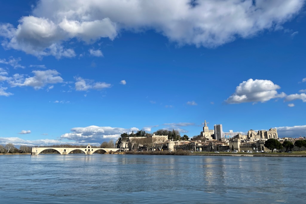 Avignon mit Blick auf die berühmte Brücke und den Papst-Palast