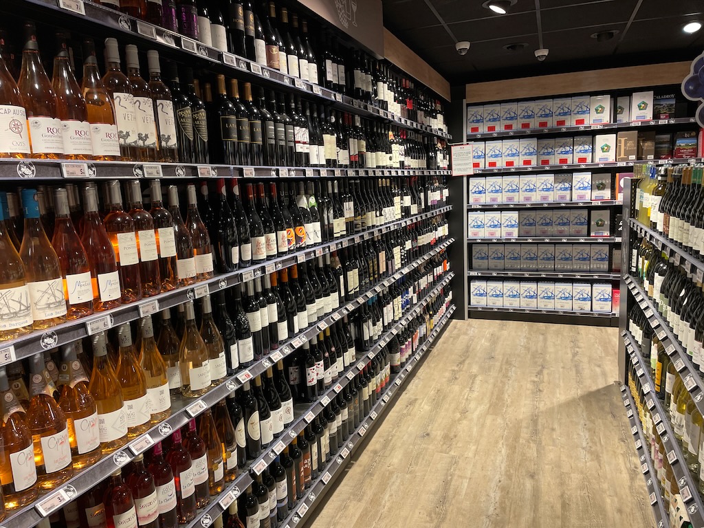 Weinregale im Supermarkt