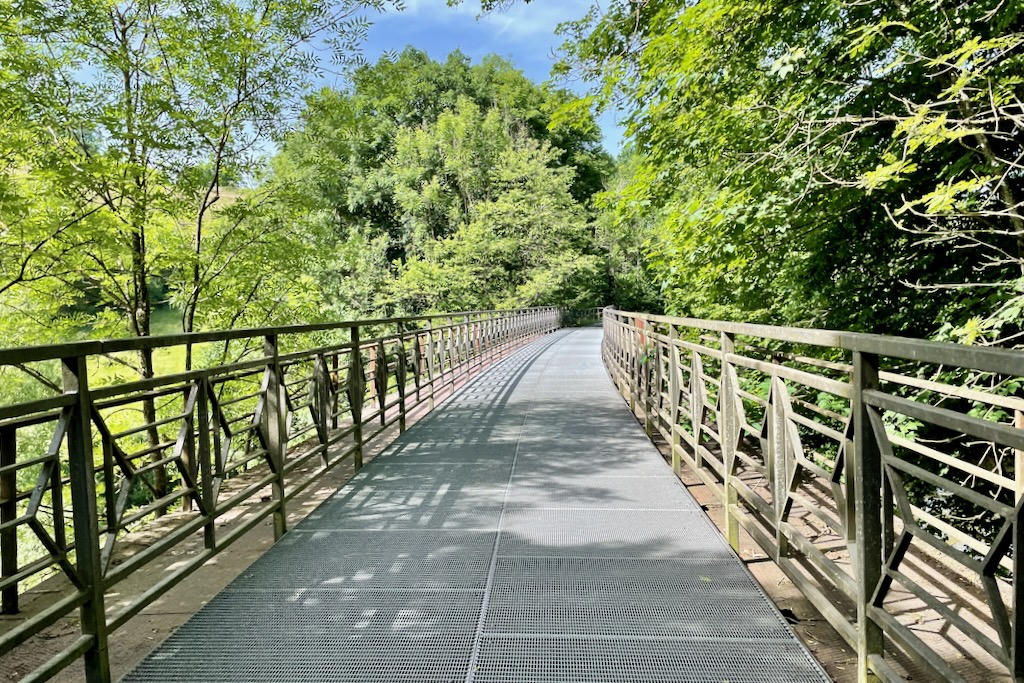 Fahrradweg auf altem Bahndamm