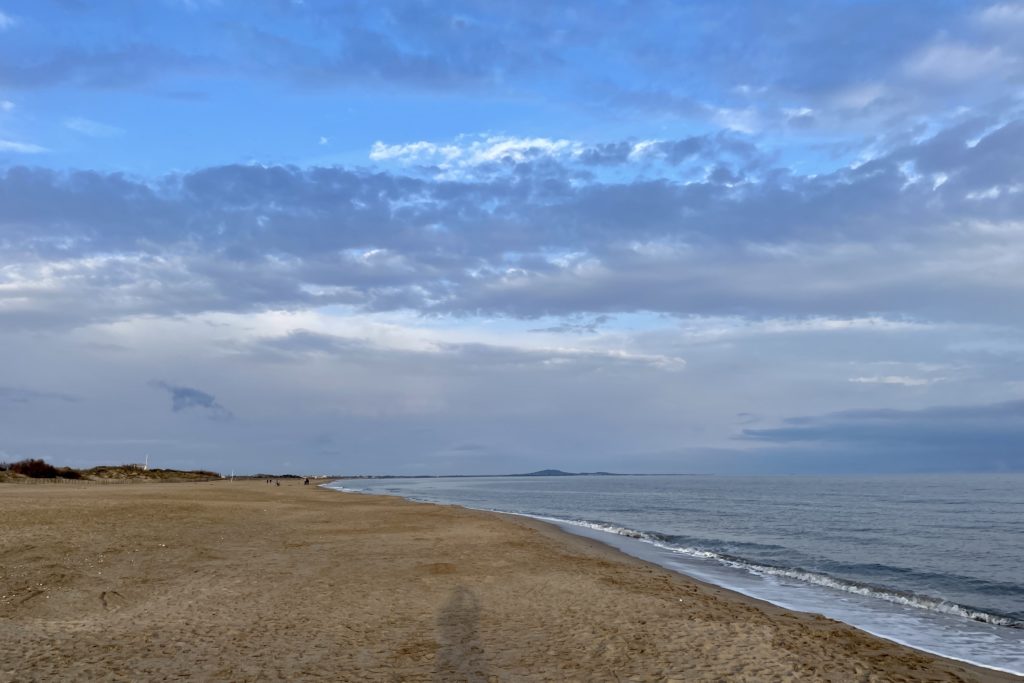 Dunkle Wolken über dem Meer