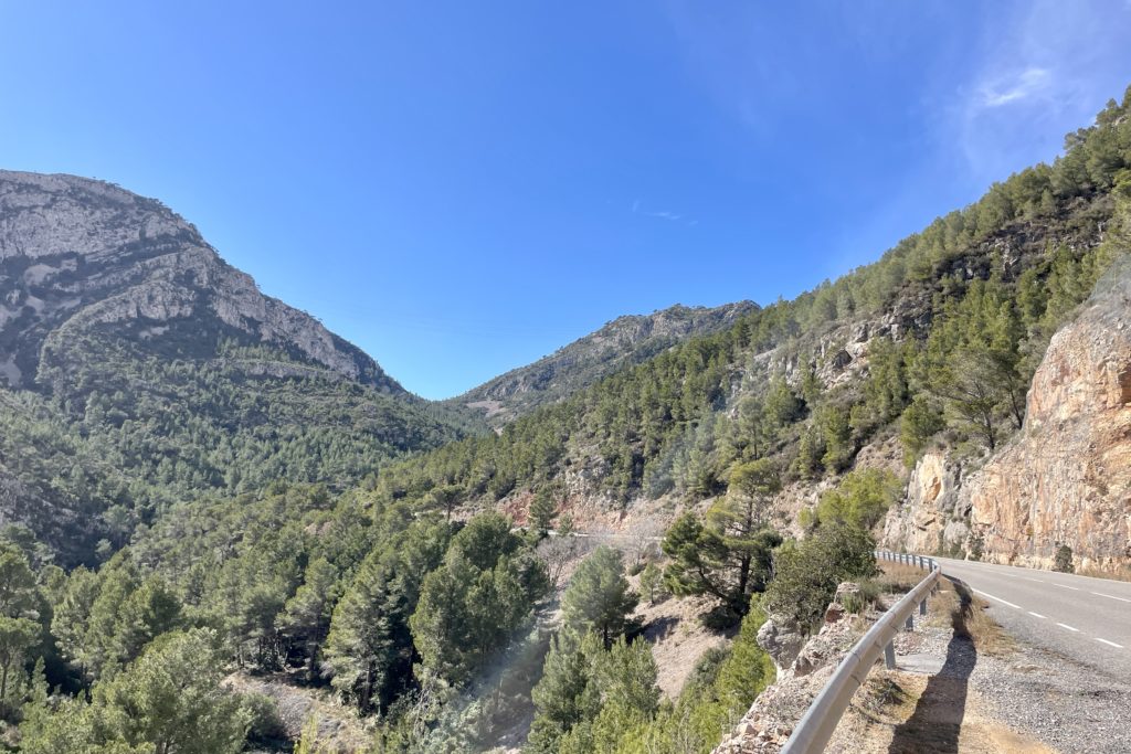 Blick auf die Gipfel von Guena und lo Puig