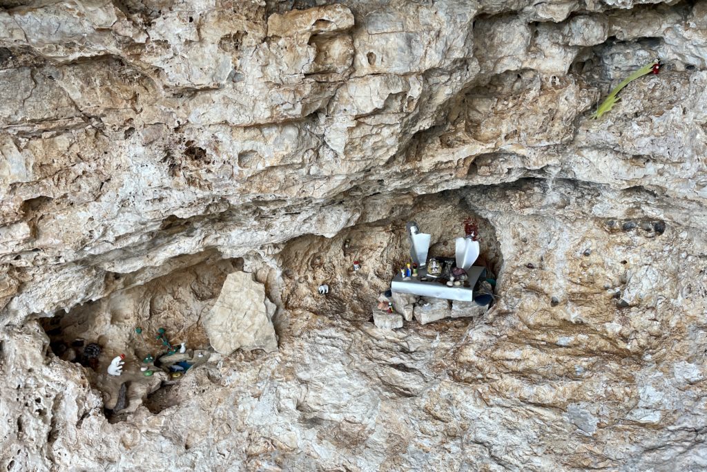 Seltsamer Altar  in einer Felswand