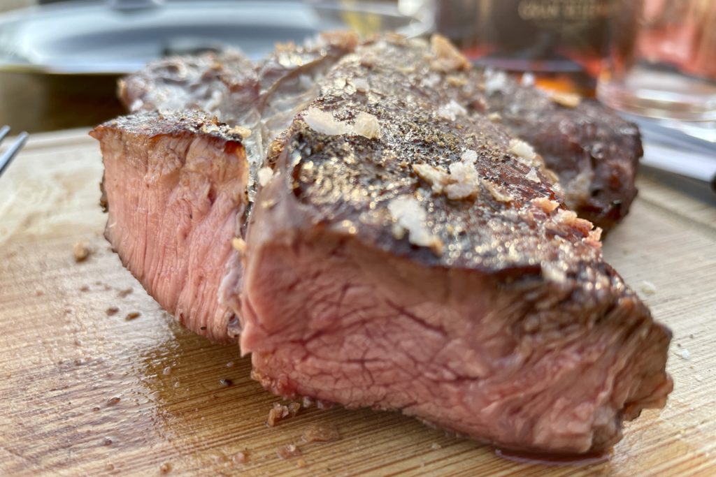 Aufgeschnittenes Steak mit grobem Meersalz und Pfeffer