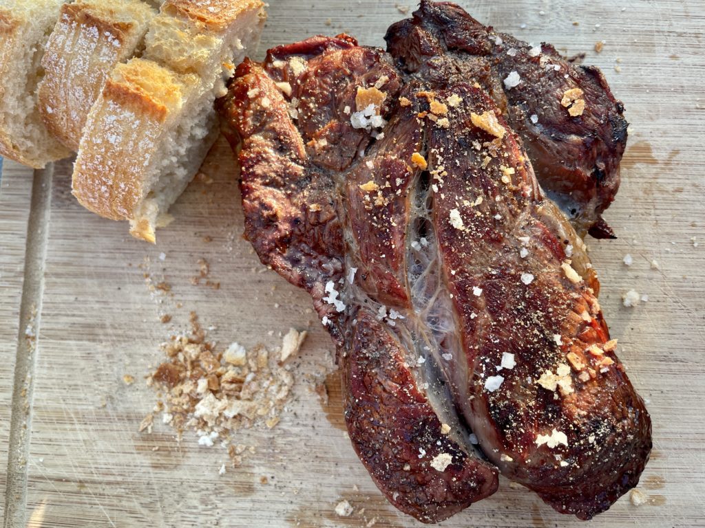 Gebratenes Steak mit Baguette Scheiben