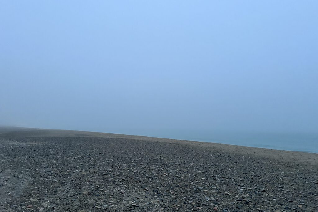 Morgendlicher Nebel am Strand