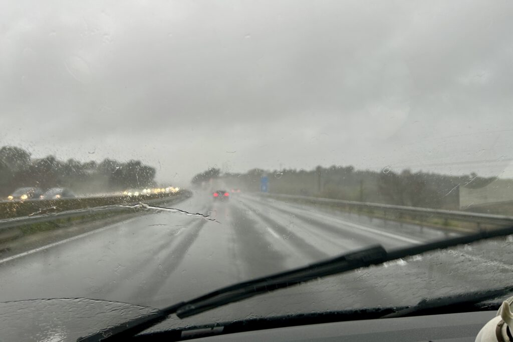 Starkregen auf der Autobahn bei Nimes