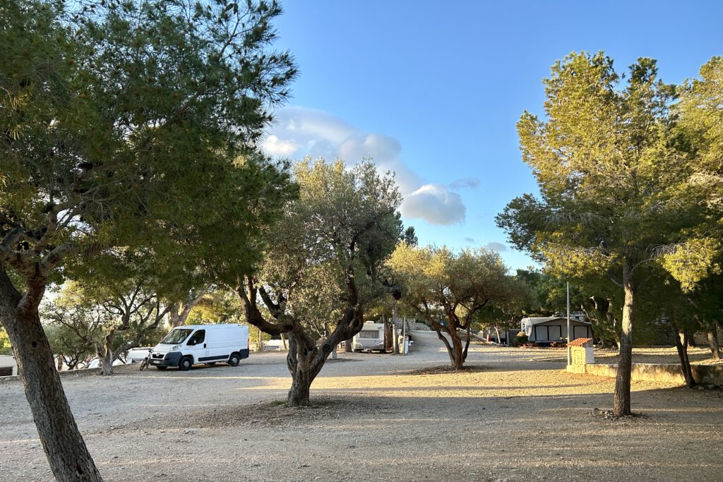 Blick über den Campingplatz am frühen Morgen