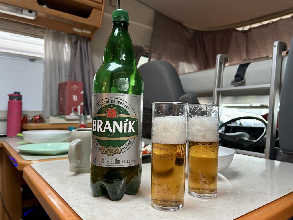 Tschechisches Braník Bier mit Freunden