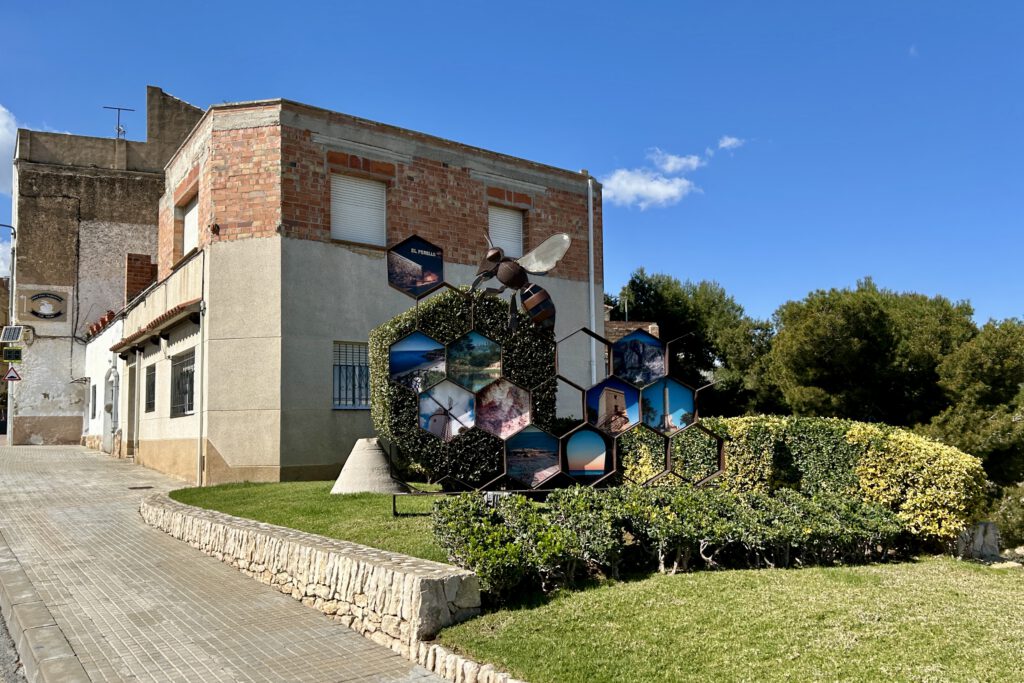 Bienenskulptur am Ortseingang von El Perelló
