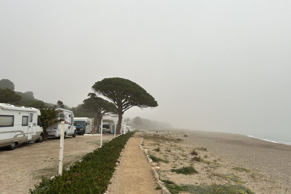 Der Strand von Cala d‘Oques im Nebel