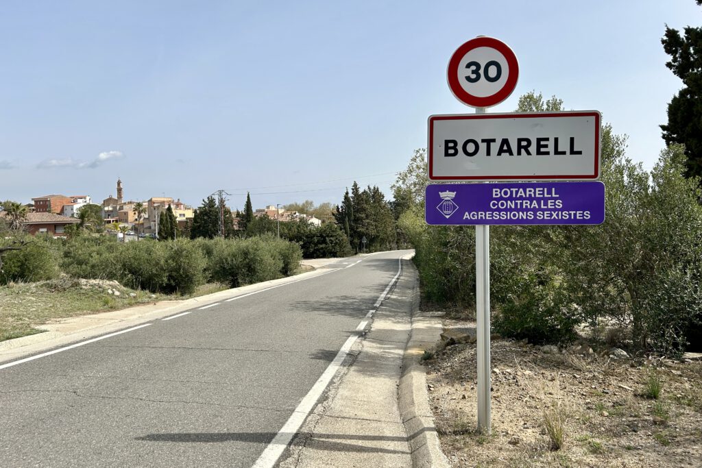 Das Schild am Ortseingang von Botarell