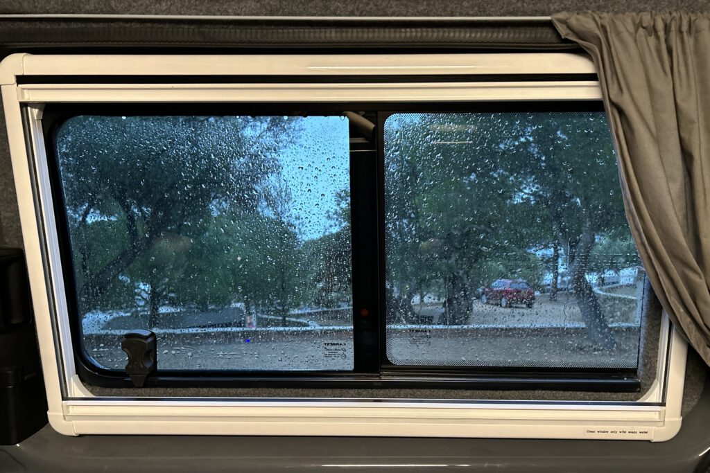 Regentropfen am Busfenster
