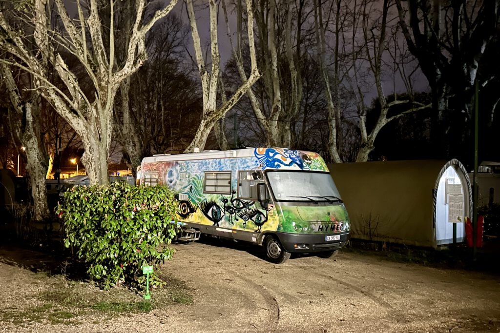 Hippie Bus auf dem Platz