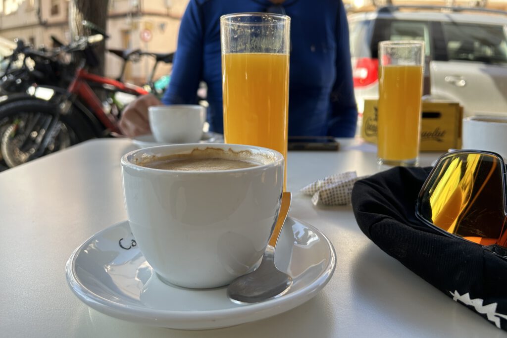 Ein Café con Leche und Orangensaft in El Perelló