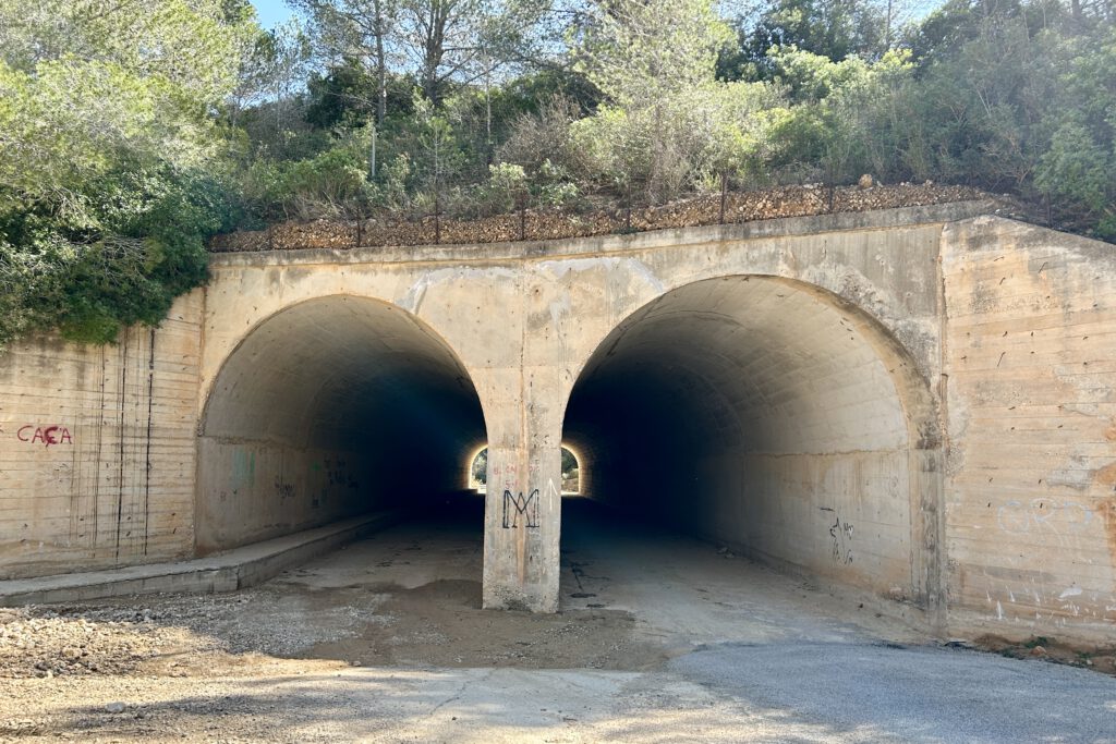 Zweispuriger Tunnel unter der AP-7