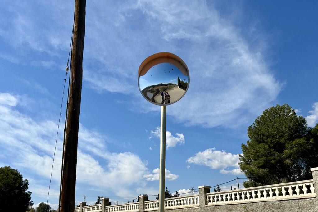 Spiegel an der Straße zum Um-die-Ecke-gucken