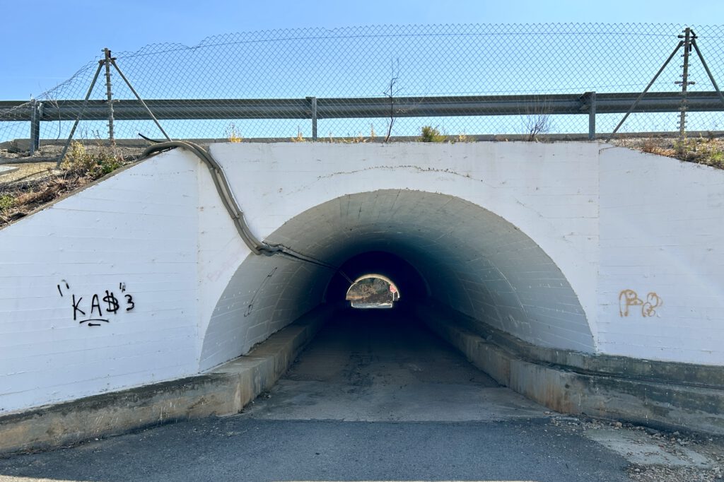 Kleiner Tunnel unter der AP-7
