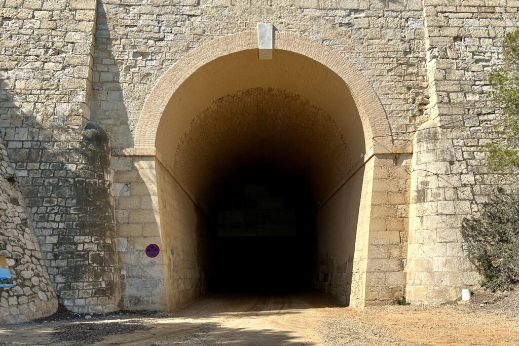 Tunnel am Platja de l‘Àliga