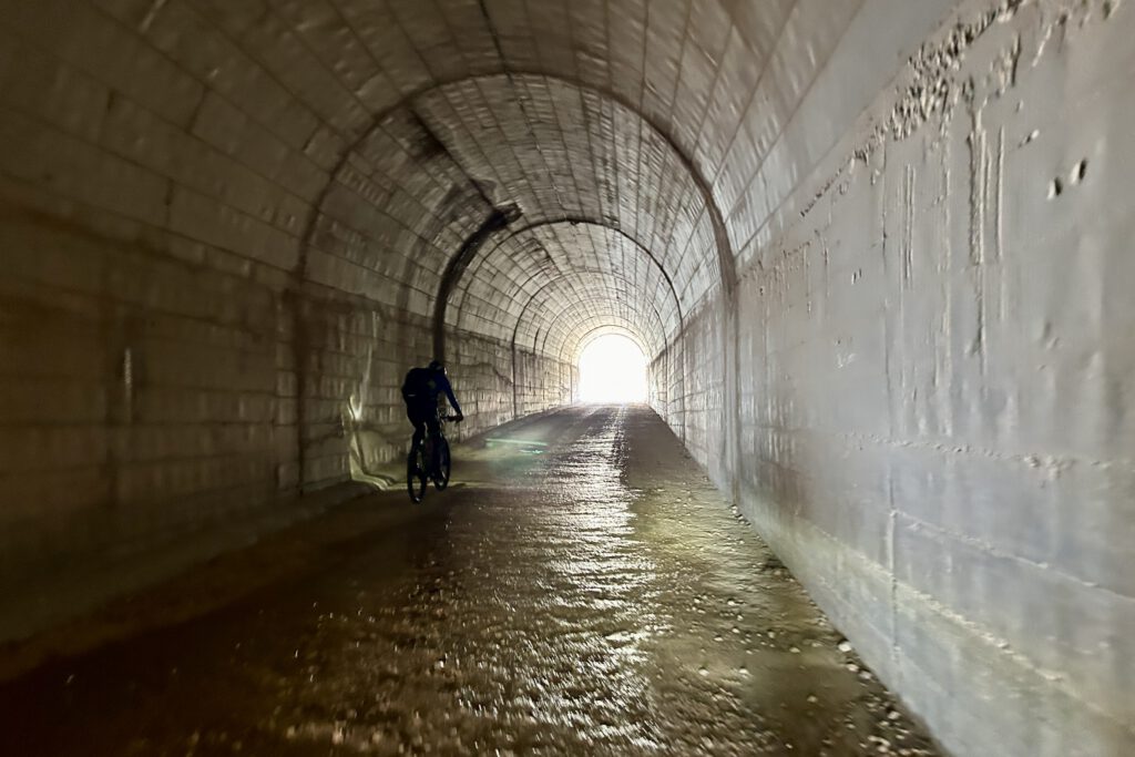 Im Tunnel am Platja de l‘Àliga