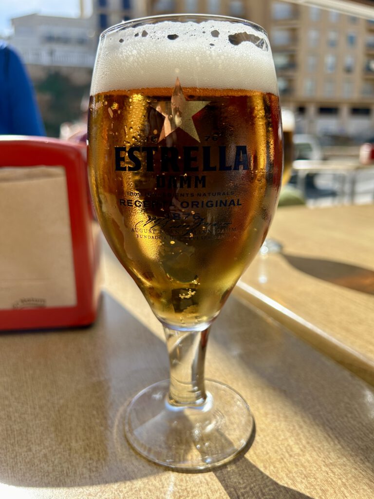 Eiskaltes Estrella Bier im Glas