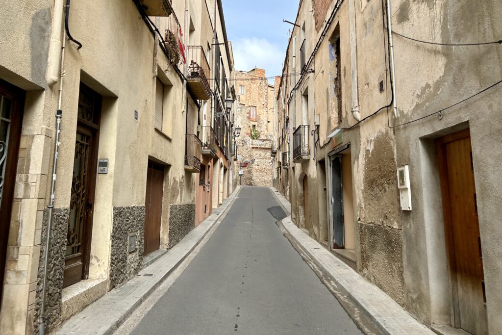Eine Straße in der Altstadt von Mont-Roig
