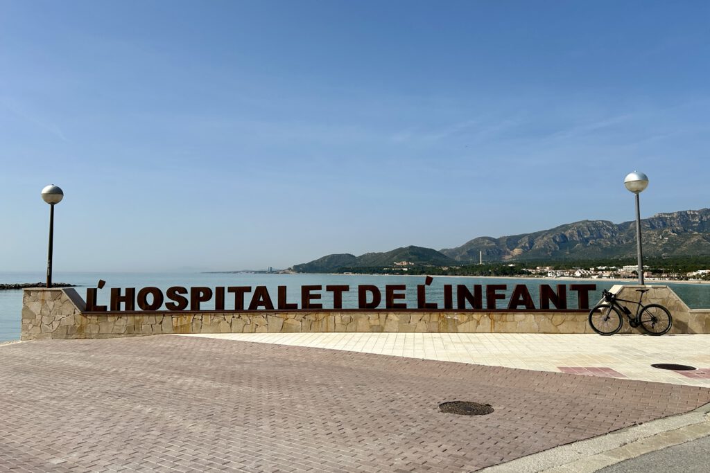 Blick über die Bucht mit dem Städteschriftzug von l’Hospitalet de l‘Infant