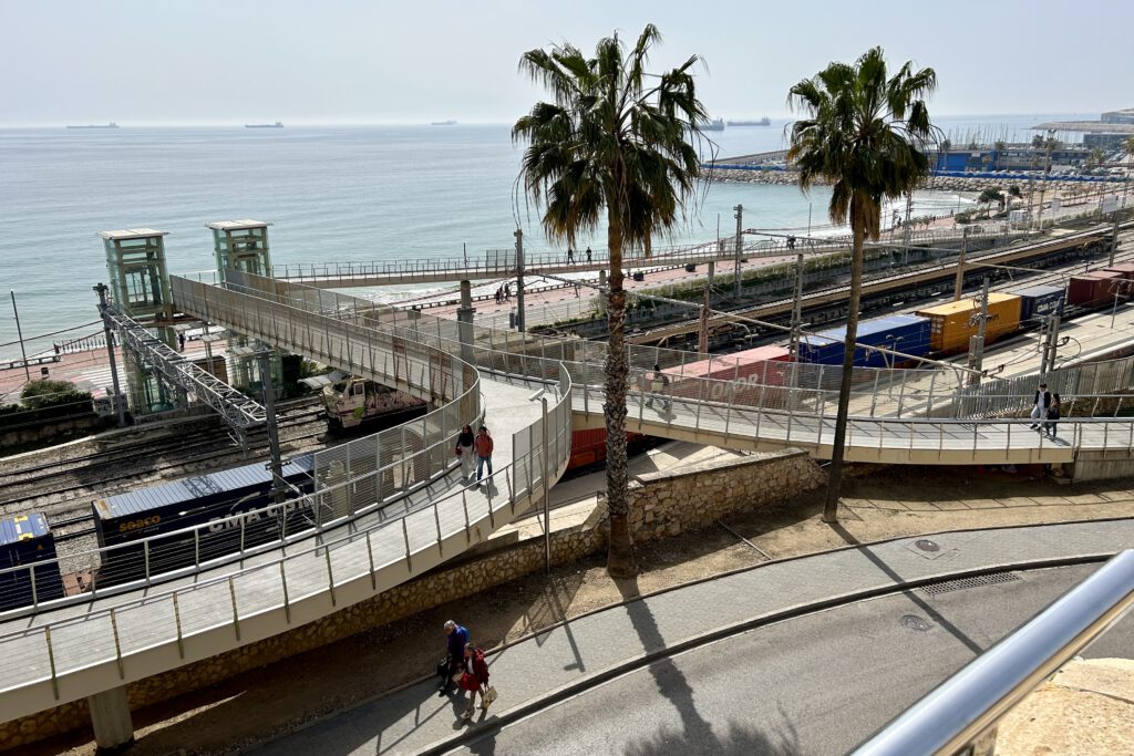 Die Fußgängerbrücke über den Bahnhof zur Altstadt von Tarragona