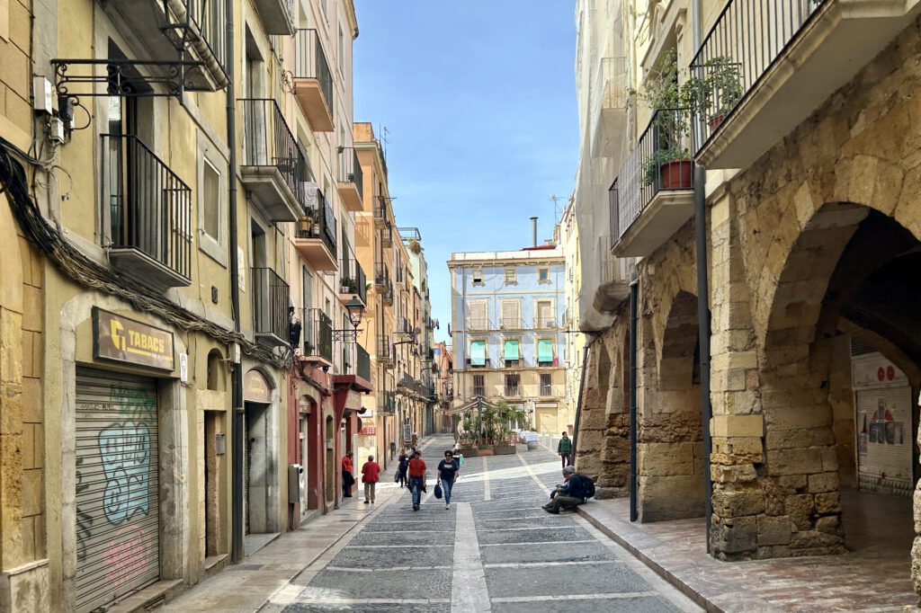 Eine Straße in der Altstadt von Tarragona