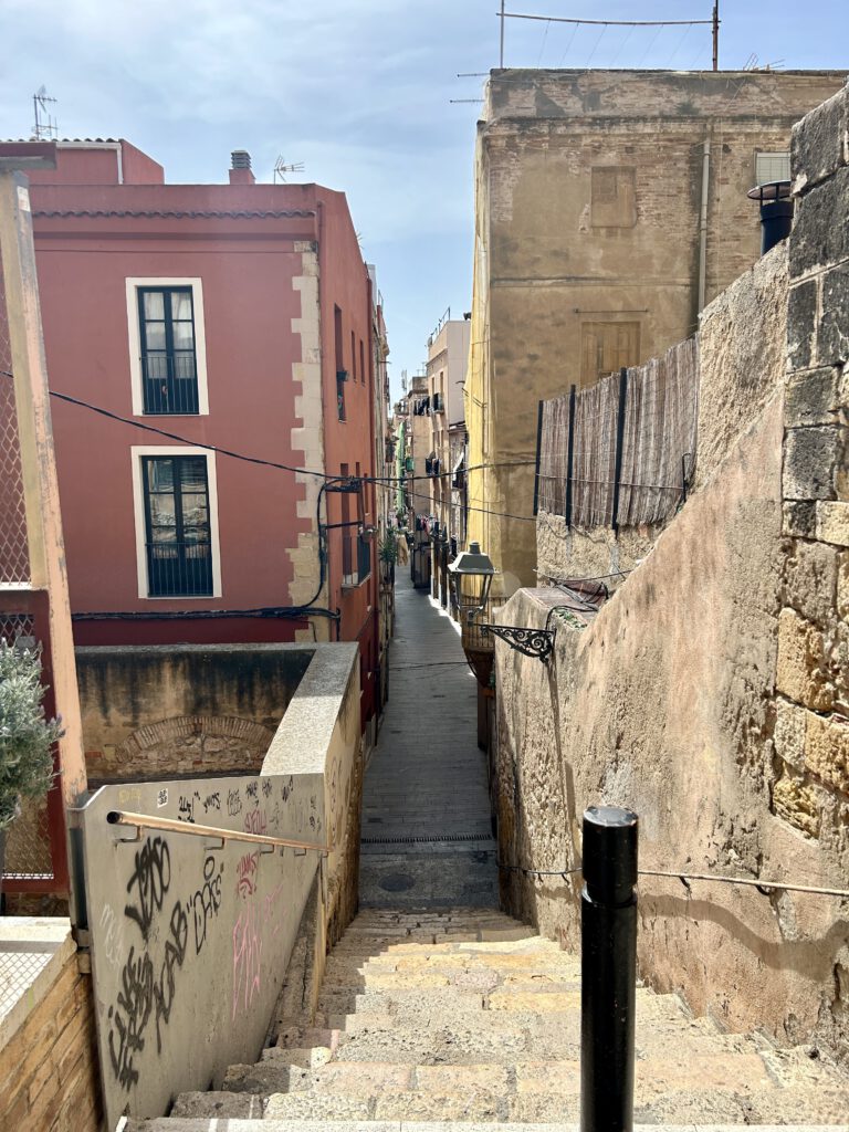 Blick in eine der vielen steilen Gassen der Altstadt von Tarragona