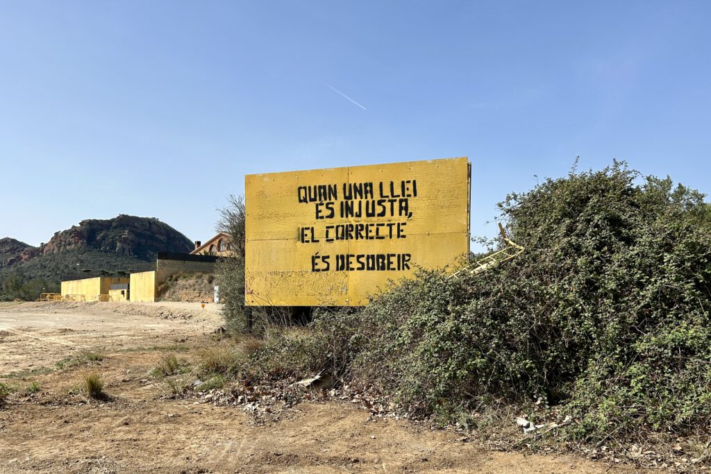 Schild des katalonischen Separatismus am Ortseingang von Vilanova